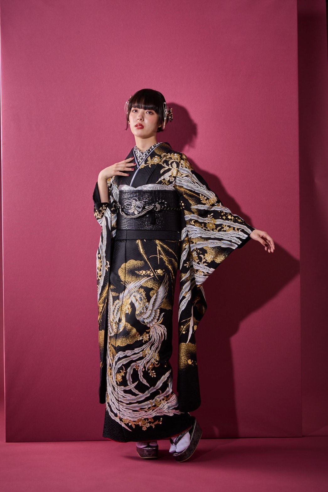 静かな圧が最強。黒×白×金の鳳凰振袖でクールに差をつける