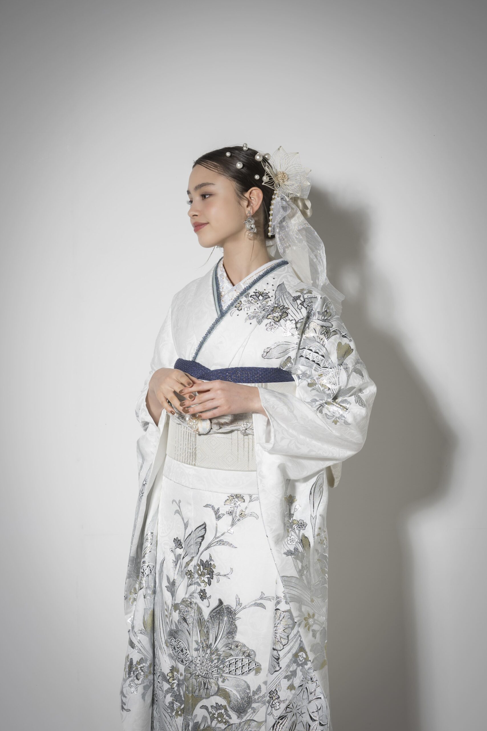 透明感しか勝たん♡銀彩ボタニカルで魅せる“白の美”振袖 | 熊取