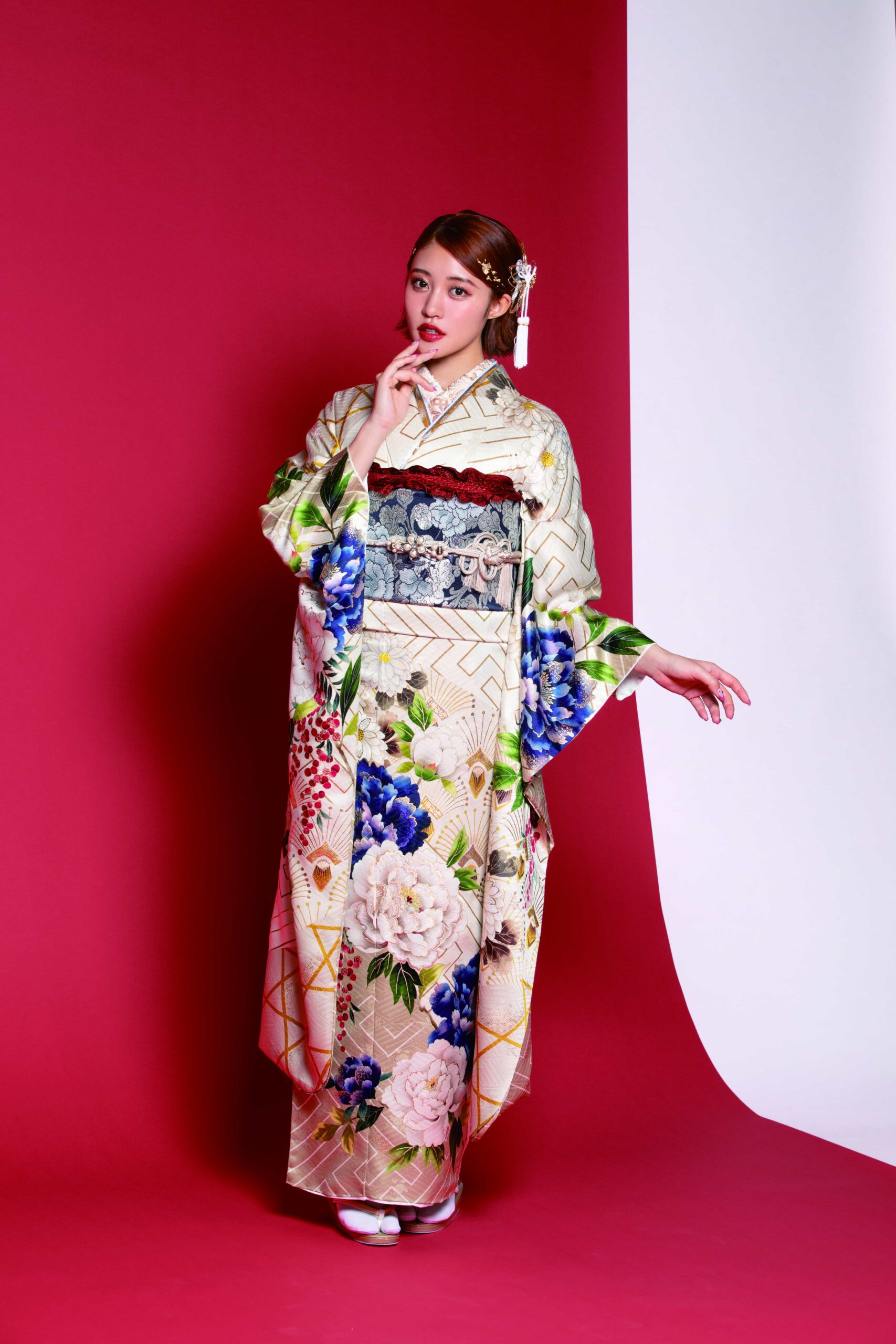 粋にキメるハタチ♡白地×古典花柄で魅せる大人モテカワ振袖
