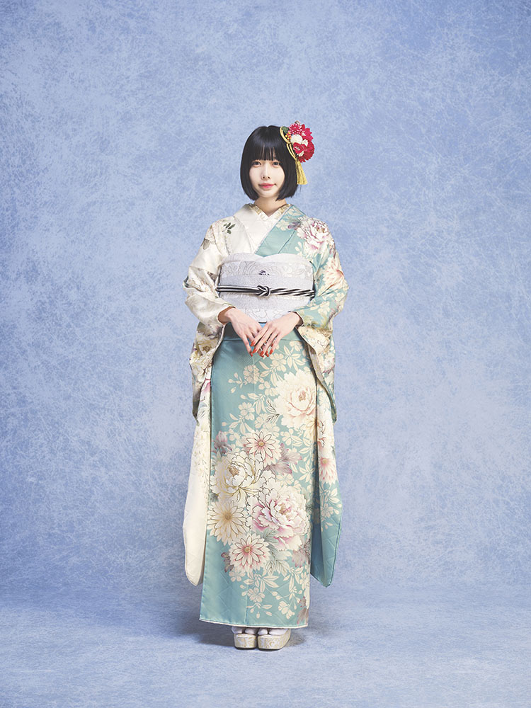 はかなさと可愛さの共演♡オフホワイト×水色のレトロ花振袖で
